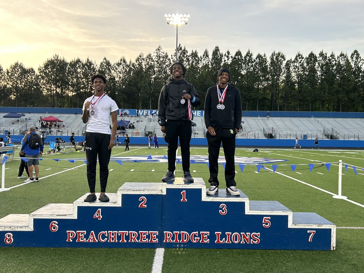 Disco_TFXC's tweet photo. Geovanni Forrester @GeoForrester 3rd place in the boys  High Jump 🥉💚💙🎫🥊 https://t.co/fDZLTrU4z5