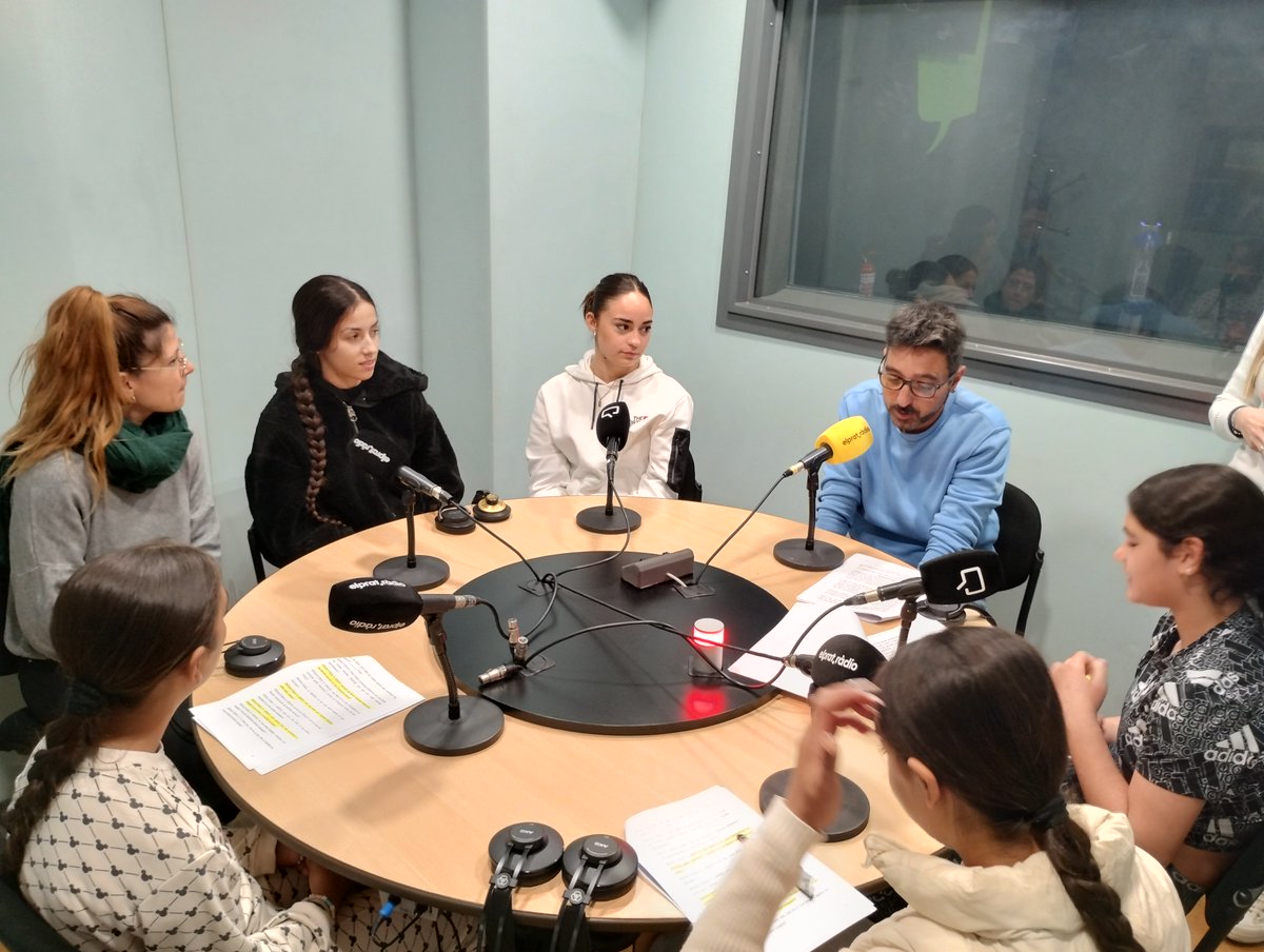 ElPratEducacio's tweet photo. 🎤 Aquest matí hem enregistrat el tercer pòdcast d'"El món a 150 cm" als estudis d'@elpratradio amb l'alumnat de 6è de Primària de l'@IEdelPrat! 
Gràcies a totes i tots per la vostra dedicació i el vostre esforç! 🥰

#elprateduca https://t.co/YkyHTKE1dl