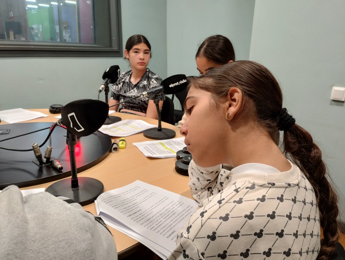 ElPratEducacio's tweet photo. 🎤 Aquest matí hem enregistrat el tercer pòdcast d'"El món a 150 cm" als estudis d'@elpratradio amb l'alumnat de 6è de Primària de l'@IEdelPrat! 
Gràcies a totes i tots per la vostra dedicació i el vostre esforç! 🥰

#elprateduca https://t.co/YkyHTKE1dl