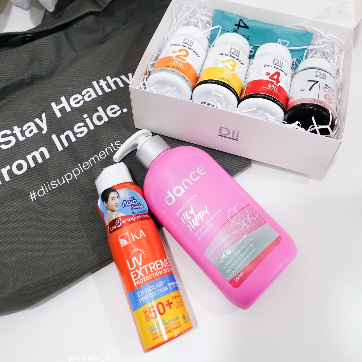 kynnsk's tweet photo. Dii จัดโปรปังฉลองครบรอบ 4 ปี ช้อปสินค้า Dii Supplements ครบ 1500 บาทรับกล่องขวัญ #DiiPreciousBox สุดพิเศษไปเลย! 🥳 ในกล่องของขวัญจะมีไอเทมจาก Dii และจากแบรนด์พาร์ทเนอร์ให้ลุ้นกันว่าจะได้สินค้าตัวไหน นี่ได้กันแดดกับโลชั่น เดี๋ยวเอามาใช้บำรุงผิวกายตอนหน้าร้อน ผิวสวยทั้งภายในภายนอกของจริง 😍 #Diisupplements #Dii4thAnniversary #วิตามินคุณหมอ #KAUVExtreme #DanceTH