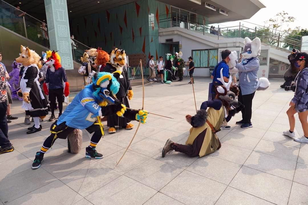 JeviWolf's tweet photo. 蒼天啊～～
這什麼玫瑰捅你眼藍色豬豬網的家庭悲劇

爸爸光天化日下在獵兒子欸🤧
這就是所謂的自產自銷溫體鹿肉嗎🤔

難怪三不五時腰骨酸痛
原來是中箭了

🎯@KEZOFURART
📸@stud122301 https://t.co/7WuLIYIYDP