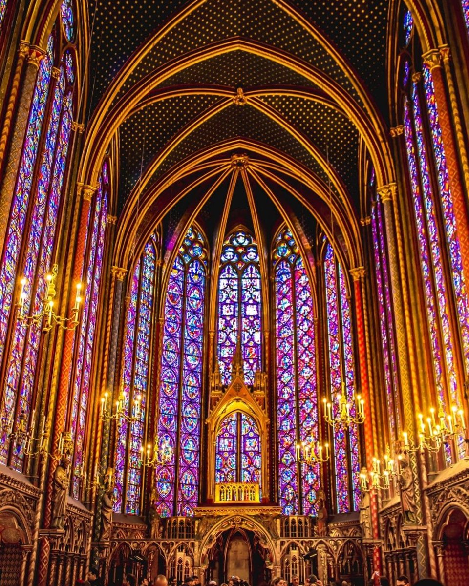 𝗦𝗔𝗜𝗡𝗧𝗘 𝗖𝗛𝗔𝗣𝗘𝗟𝗟𝗘 ⛪️ 26 avril 1248, consécration de la Sainte-Chapelle. 👉 À #Paris, la Sainte-Chapelle a été construite par l'architecte Pierre de Montreuil. C'est Louis IX (Saint Louis) qui décide de sa construction afin d'abriter la couronne d'épines du Christ.