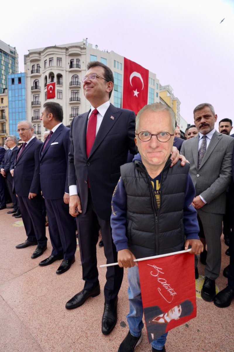 Dünün en çok konuşulan fotoğrafın üzerine mükemmel bir photoshop çalışması yaptım. Sizce hangisi daha inandırıcı olmuş?  Mesela oktay bey bunu yutar mı?

(Siyah beyaz olanda yüzümün rengini koyulaştırayım derken tam tersini yaptım. Onu kaale almayın)