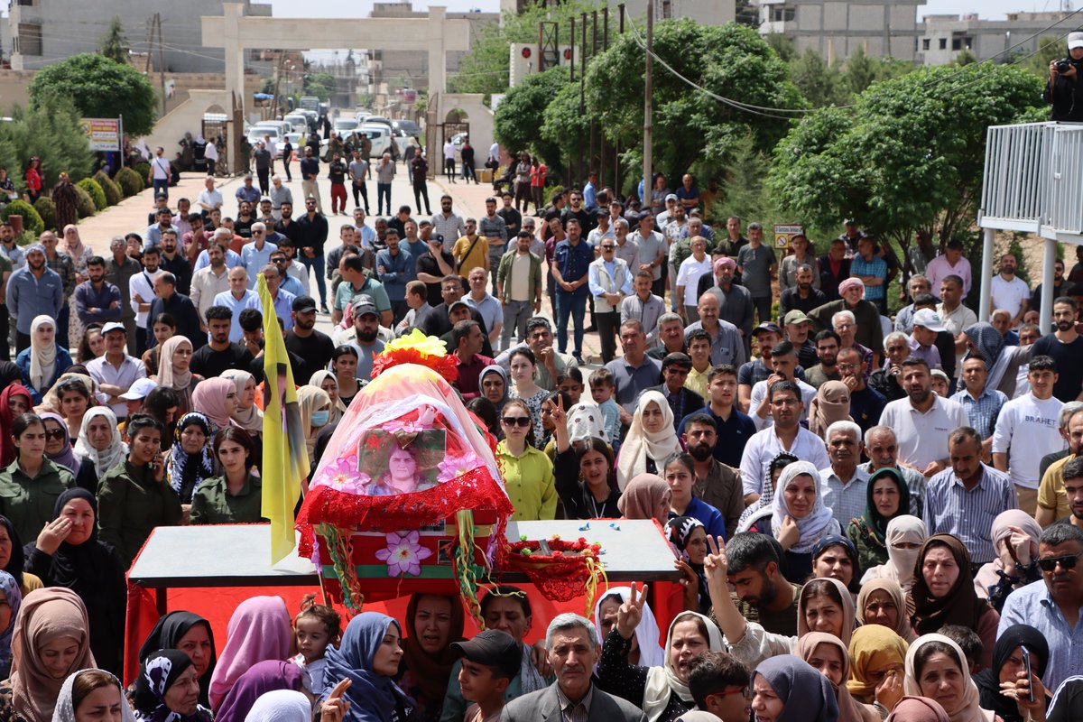 Hundreds of locals escort the body of the martyr Narvin Hoker in the city of Qamishli. Hundreds of residents of the city of Qamishli bid farewell to the body of the martyr Narvin Hoker on Wednesday morning, April... 👇 ypjrojava.net/en/?p=20966