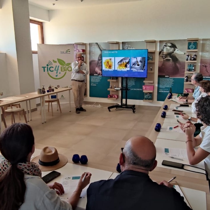 #TIC4BIO presenta sus objetivos a los medios de comunicación en la finca ecológica de @CortijoelPuerto . Su objetivo es crear una herramienta #TIC que favorezca la toma de decisiones para el uso eficiente del #agua y el incremento de la #biodiversidad en fincas ecológicas. 🌱