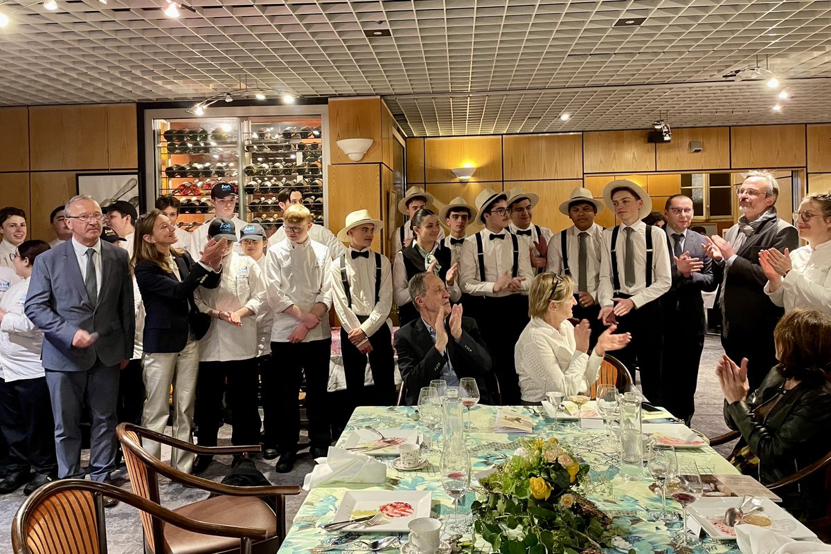 albertdemun's tweet photo. 🍽️ Hier soir, lors du dîner des jeunes Wepler, les étudiants d'Albert de Mun et du Lycée @lereboursparis ont proposé plusieurs interprétations des 3 romans qui étaient en lice pour le #PrixWepler 2023 : "Pleins phares", "Le vieil incendie", et "La vague qui vient".
@PrixWepler https://t.co/J8xeFfXiwM