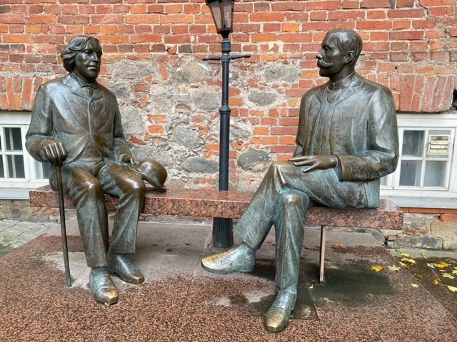 20 years ago these two Wildes sat for a chat… A statue of the writers Oscar Wilde and Eduard Vilde lies in the heart of Galway City. A replica of the same statue in Tartu, by Tiiu Kirsipuu - a tribute to shared connections and a celebration of Estonia’s joining the EU in 2004.