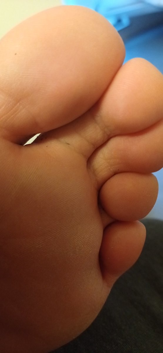 Helemaal klaar om jou te verwennen. Stuur me gerust. X #voeten #dominant #Dom