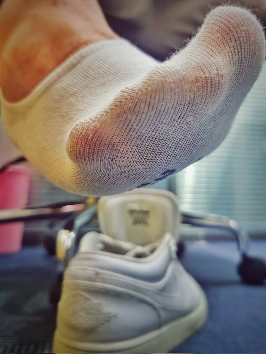 天气热了，可以船袜了。午休晾晾白袜脚。