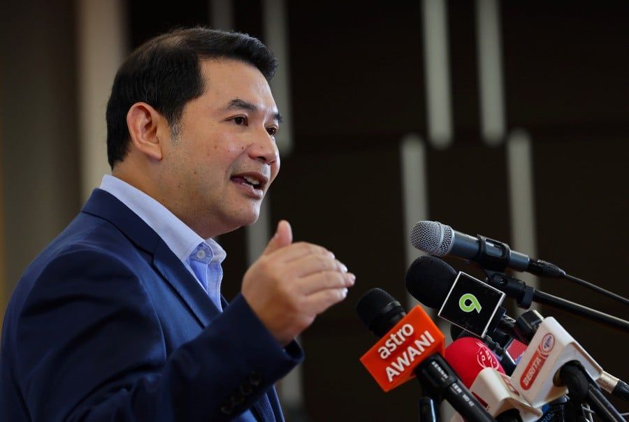 Bekas CEO Sapura Energy Bhd, Tan Sri Shahril Shamsuddin menyelesaikan kes samannya terhadap Menteri Ekonomi, Rafizi Ramli Shahril memfailkan saman berikutan kenyataan Rafizi yang mengulas cadangan bekas PM Datuk Seri Najib Razak menggunakan dana awam untuk menyelamatkan Sapura