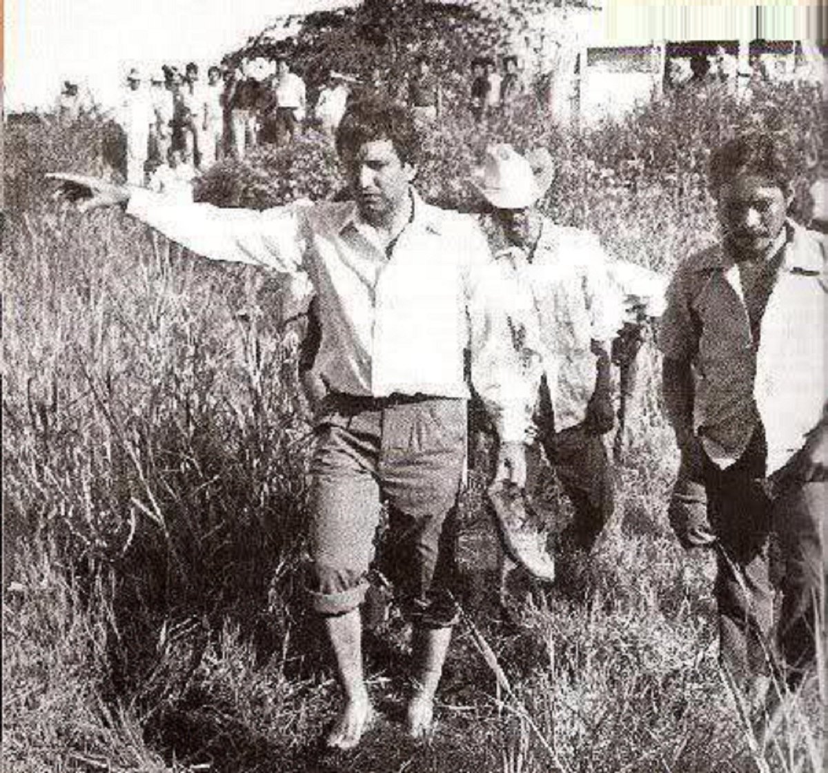 LectorHistoria's tweet photo. ¿AMLO del PRI?
AMLO hizo campaña por el gran poeta Carlos Pellicer en 1976 y trabajó de manera ejemplar en el Instituto Nacional Indigenista por seis años. Luego fue presidente del PRI estatal 5 meses y se retiró de la política casi seis años. 
Eso, en una época en que eran priístas sus maestros Carlos Pellicer y Enrique González Pedrero y priístas o cercanos Octavio Paz, León Portilla, Carlos Fuentes, Matos Moctezuma, silva Herzog, Rosario Castellanos, Reyes Heroles, y miles de los mexicanos más reconocidos de la época.
Curioso que hablen de este quienes llaman a votar por el PRI en el que están más del 90% de los miembros de los gabinetes de LEA a Peña que siguen vivos y activos y no por quienes como AMLO, se desprendieron en 1988 para aliarse con la izquierda y luchar por la democracia
https://t.co/rzKj2cYWbV