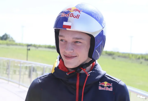 chmiielewski's tweet photo. A gdyby życie inaczej się potoczyło,
byłby to nasz Tomek Pilch
#Ryoyu #RedBull #Islandia https://t.co/gpI2POmJPK