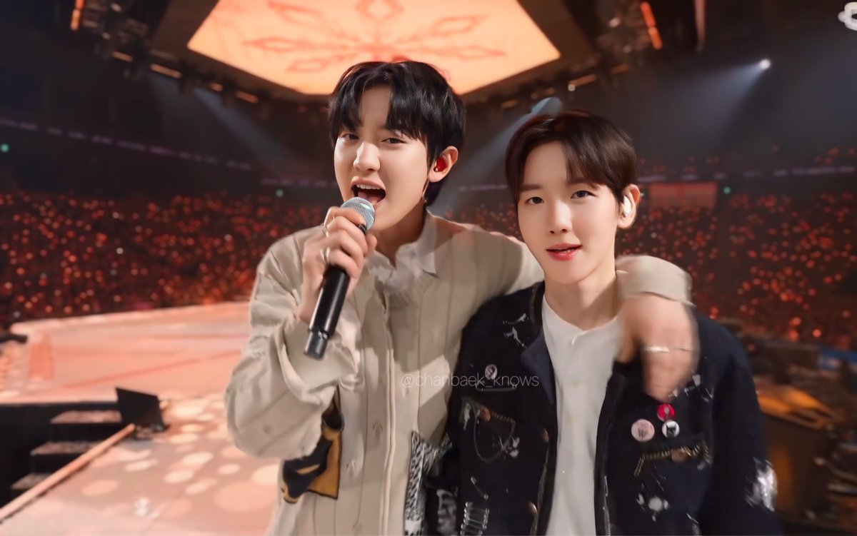 chanbaek_knows's tweet photo. 🧍‍♂️ ➡️   👬🩷 https://t.co/8Ay1EQZRMB