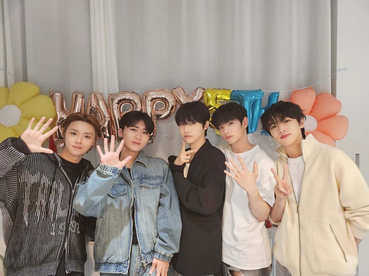 [📸] 240424 DKZ 5TH ANNIVERSARY🥳

🖐️🐰🐹🐱🐻🦊💜

#DKZ #디케이지