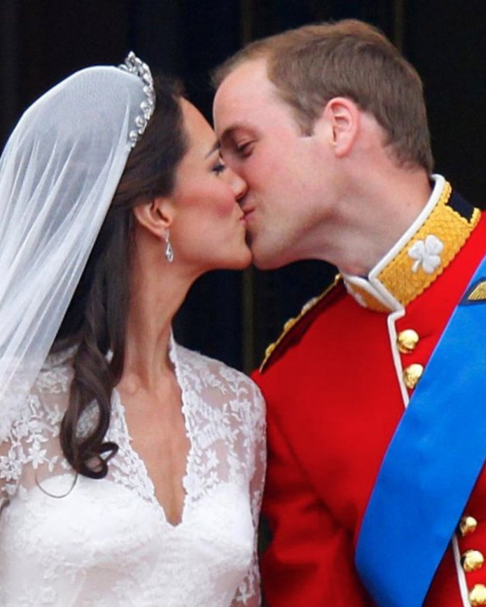 𝗥𝗢𝗬𝗔𝗟 𝗪𝗘𝗗𝗗𝗜𝗡𝗚 🇬🇧 29 avril 2011, mariage de #Kate Middleton et du Prince #William 👉L'événement est retransmis depuis #Londres. Un milliard de personnes assiste à la télévision à ce mariage princier. Catherine Middleton et le prince William se sont rencontrés en 2001.