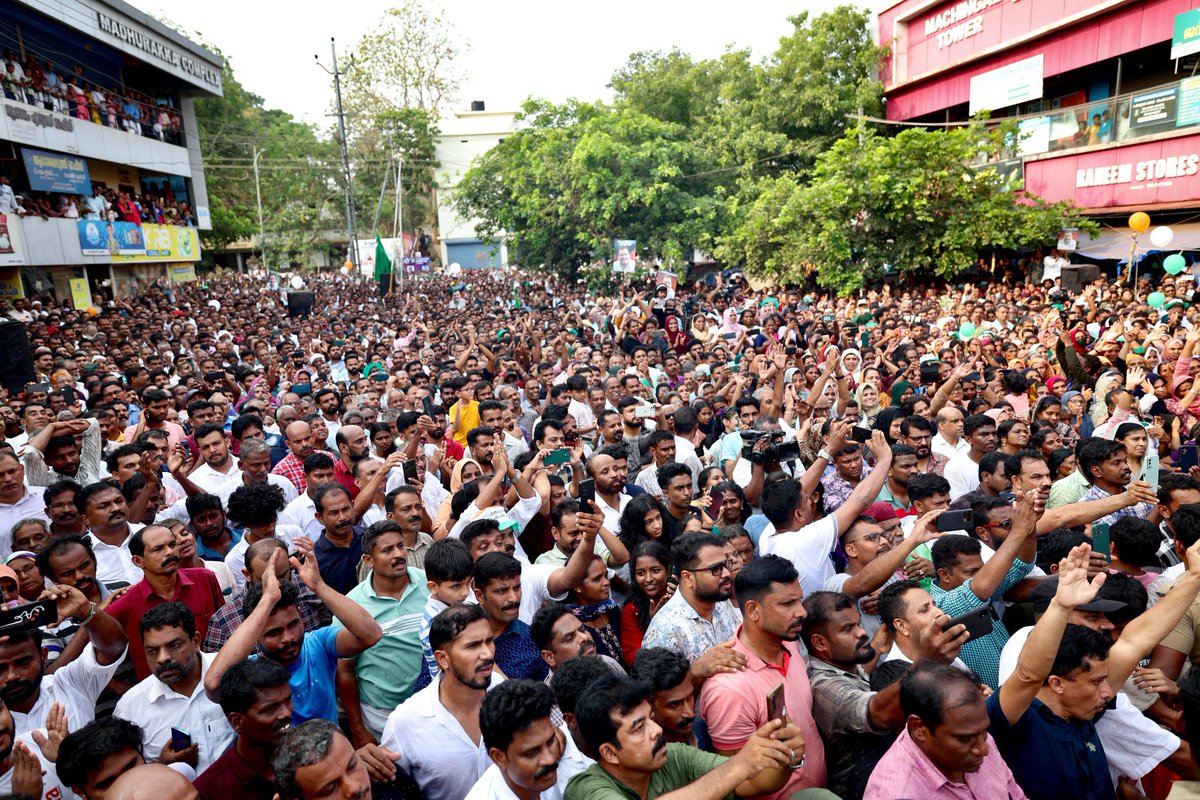 priyankagandhi's tweet photo. वायनाड की जनता ने आज जो असीम प्यार और समर्थन दिया, वह अभूतपूर्व है। खुशी की बात है कि कांग्रेस का घोषणा पत्र गांव गांव लोकप्रिय हो रहा है। देश की जागरूक जनता अब किसी बहकावे में नहीं आने वाली है। जनता ये चुनाव अपने मुद्दों पर लड़ेगी और जीतेगी। 

वायनाड की जनता का हृदय की गहराई से आभार!