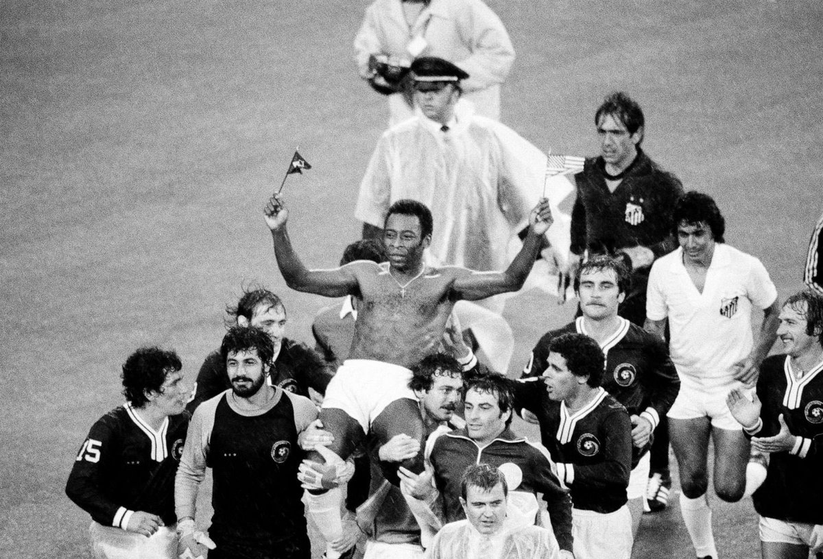 Pelé tinha muito orgulho de difundir o futebol nos Estados Unidos. Unir as nações em prol do esporte foi sua luta, mesmo depois da aposentadoria. Ele viajou por muitos países combatendo a pobreza e a falta de educação, usando o esporte como uma alternativa para mudar essa lógica.