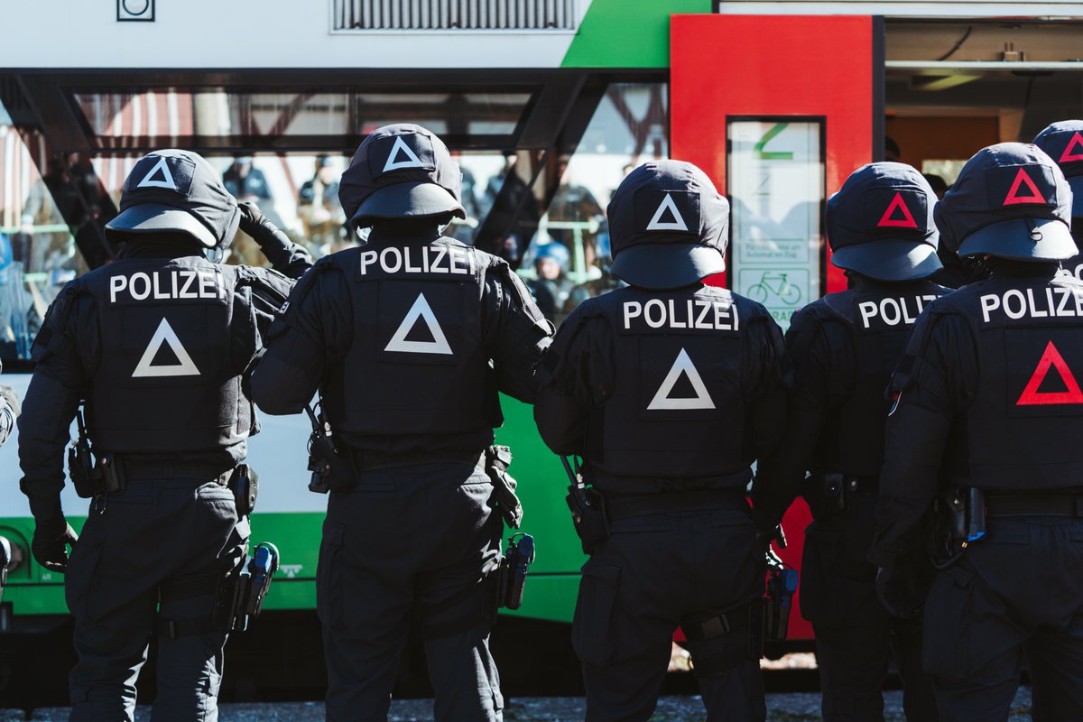 Roter Rauch am Bahnhof #Stützerbach: Gestern simulierten wir gemeinsam mit der #Bundespolizei ein realistisches Übungsszenario.

Mit über 600 Einsatzkräften übten wir potenzielle Herausforderungen im Hinblick auf die bevorstehende Fußball-Europameisterschaft.