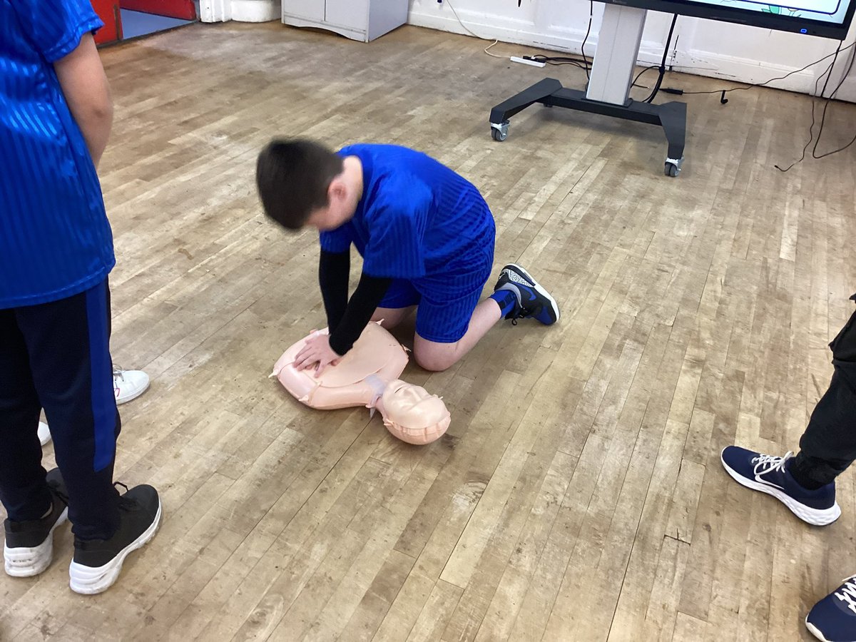 On Monday, @ResusRangers provided a first aid workshop to year 5. We learnt CPR, how to put somebody into the recovery position, how to put bandages on and how to deal with an emergency situation🚨🩹