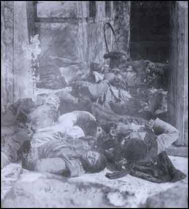 Bunları biliyor musunuz ? 

16 Şubat 1918'de, Erzincan'ın Vagarir köyünde, Ermeniler tarafindan şehit edilen ve bir evin arkasında bulunan şehit edilmiş Türkler.
Kaynak: Massacre Exerted By The Armenian On The Turks During World War I Pictures.