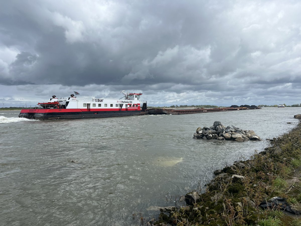 ‘Long vehicle’ op rivier de #Waal met Hollandse @mooieluchten