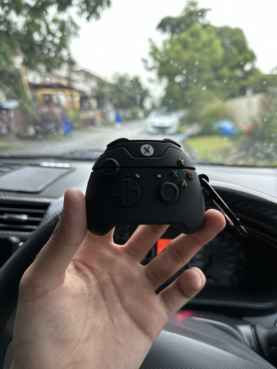 theiceraf's tweet photo. Siang tadi aku masuk ofis. Sajala try member aku punya airpods ni, dia kata sedap.

Aku mula-mula tak percaya tau sebab dia kata harga murah gila beli kat shopee.

Sekali try, WEH! Amaze gila dengan noise cancelling dia. Auto rasa macam kat dunia sendiri 😂 https://t.co/QNh1YP9yHj