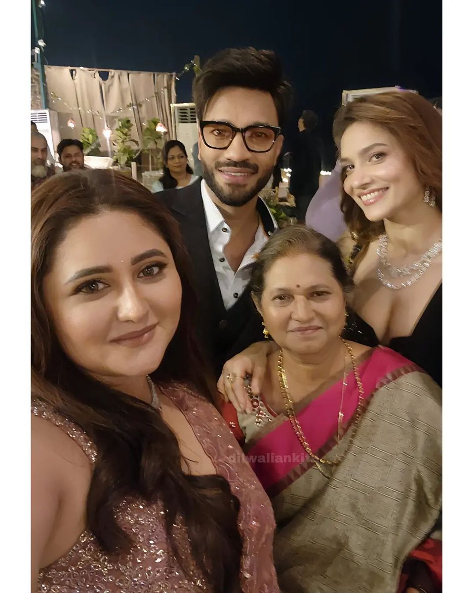 AnkuHolics's tweet photo. AnVi With Dearest Rashami And Aunty at @artisingh5 's sangeet function ✨💕🧿
@anky1912
@jainvick
this is when we say some relationships are above the friendships... Friends❌ Family✅
#AnkitaLokhande #VickyJain #RashamiDesai #ArtiSingh #SangeetFunction #ExplorePage #RashKita https://t.co/gOxvB1KATg