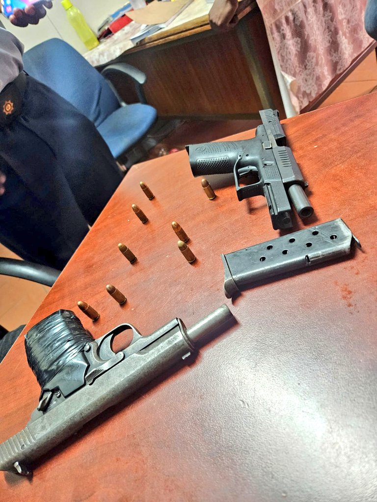 Working on info received about notorius males involved in committing serious crimes in Diepsloot #JMPD TRU went to the given location, Ivory Park. On arrival the officers found 7 males inside a room, searched them & recovered 2x unlicensed firearms with serial numbers filed off