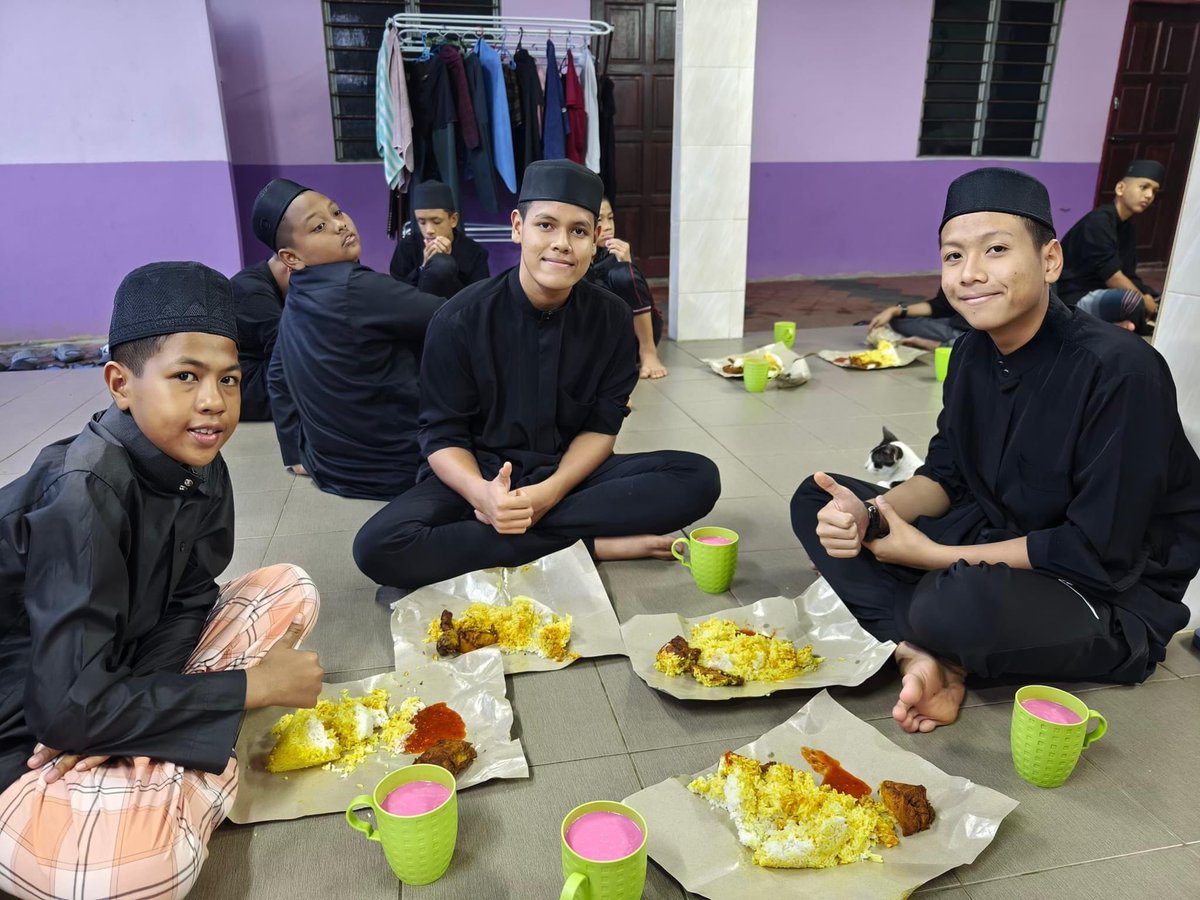 Kita masih lagi berada dalam bulan Syawal. Peluang untuk menaja sahur dan buka puasa anak-anak tahfiz Darul Hadith an-Nabawi, Kelantan masih lagi terbuka. 

Maklumat lanjut boleh rujuk pada foto yang dikepilkan. 

Semoga Allah mengganjari para penyumbang dgn sebaik-baik ganjaran