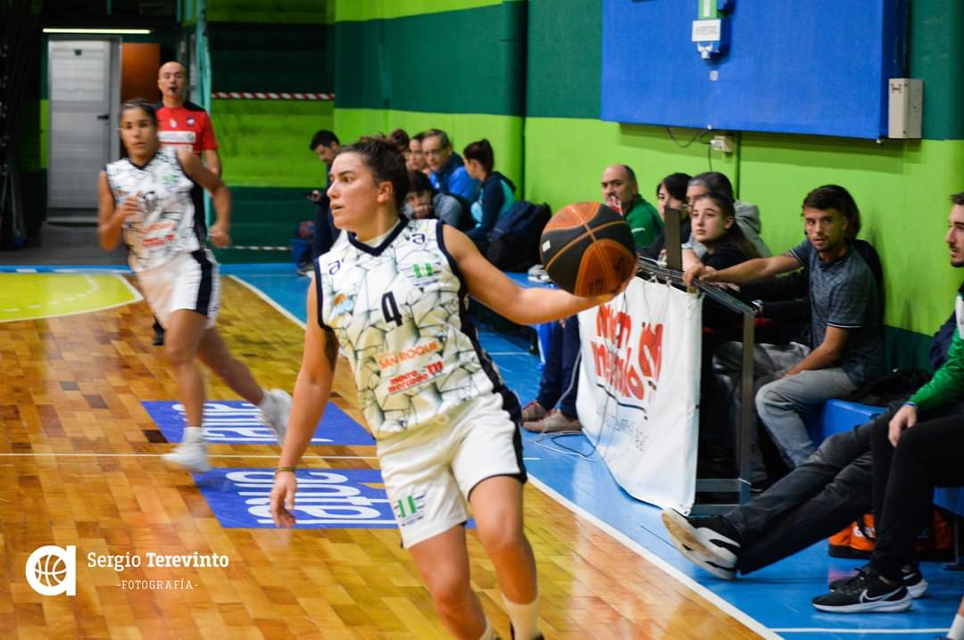 📢 "𝐏𝐢𝐫𝐢𝐳:»𝐋𝐞𝐬 𝐚𝐠𝐫𝐚𝐝𝐞𝐳𝐜𝐨 𝐟𝐨𝐫𝐦𝐚𝐫 𝐩𝐚𝐫𝐭𝐞 𝐝𝐞 𝐞𝐬𝐭𝐞 𝐞𝐪𝐮𝐢𝐩𝐨»"

Luego del partido hablamos con Gabriela Píriz, jugadora de Urunday Universitario que fue importante en la victoria de las «estudiosas».

📝 <a href="/martintobler32/">Martin Tobler</a>
📲 alerasuy.com/piriz/