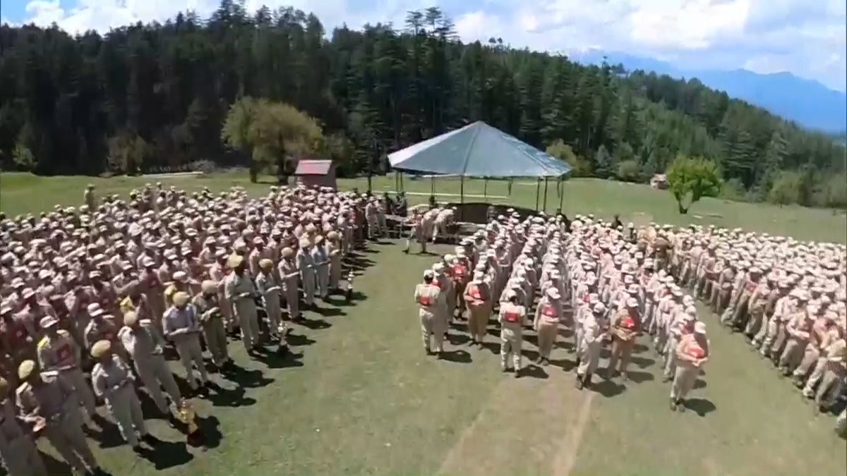 #JammuAndKashmir | In a significant stride towards enhancing security and fostering peace in J&K, Indian Army is training 1104 J&K police officers and trainees including ladies at Corps Battle School in Bhalra, Doda. A fresh batch comprising 62 DSPs and 1042 trainee Police Sub