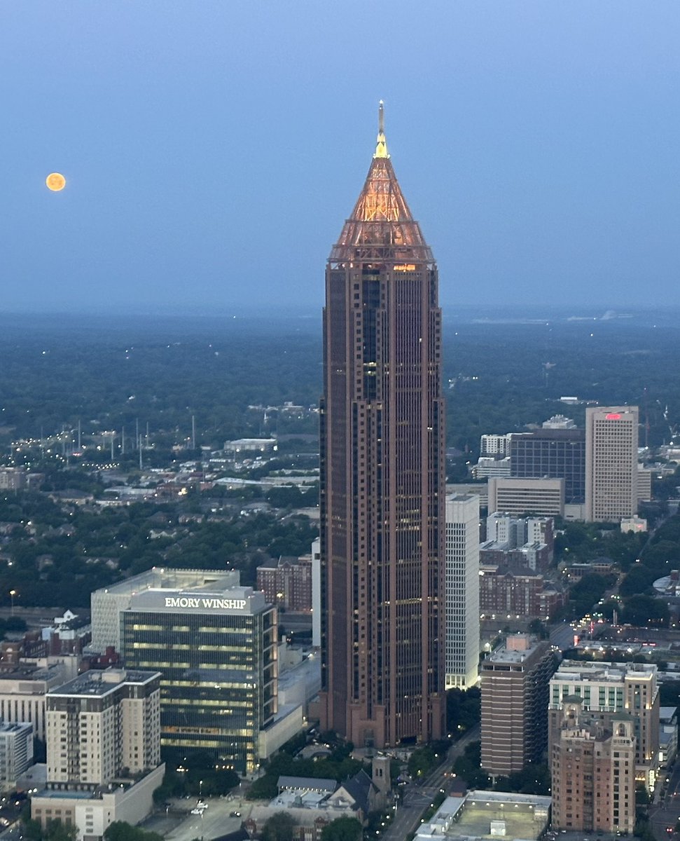 Right place, right time to watch the moon set this morning alongside @BoAPlazaAtlanta @wsbradio #SkyCopter @wsbtv #CaptnCam