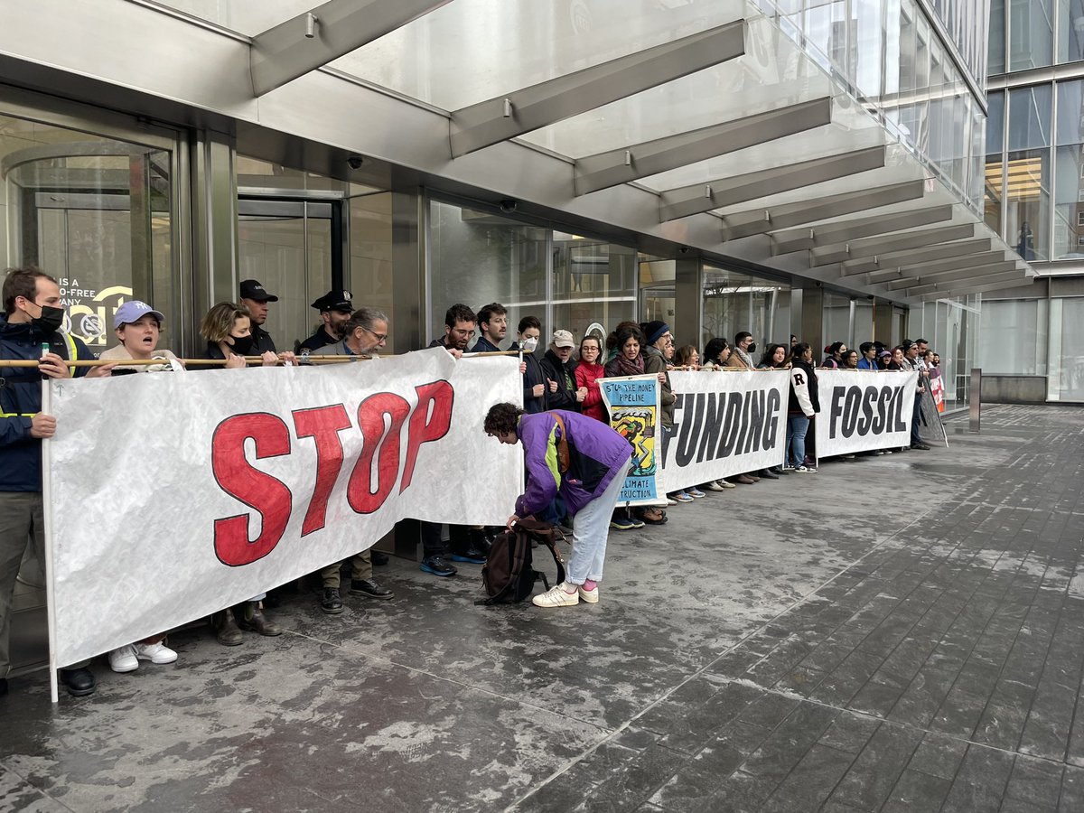 Right now, HUNDREDS of Wall Street bankers are unable to get into work, as climate activists blockade @Citi’s Global HQ, demanding an end to financing for fossil fuels. #CitiDropFossilFuels