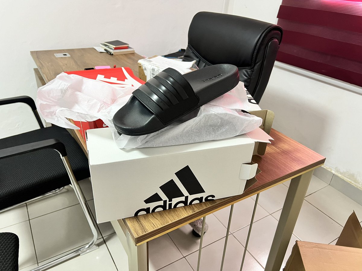 Un client a choisi d’acheter l’Original Sandale adilette shower sur khols.com et nous l’avons livré ce matin chez lui !
Alors vous vous attendez quoi ?😐