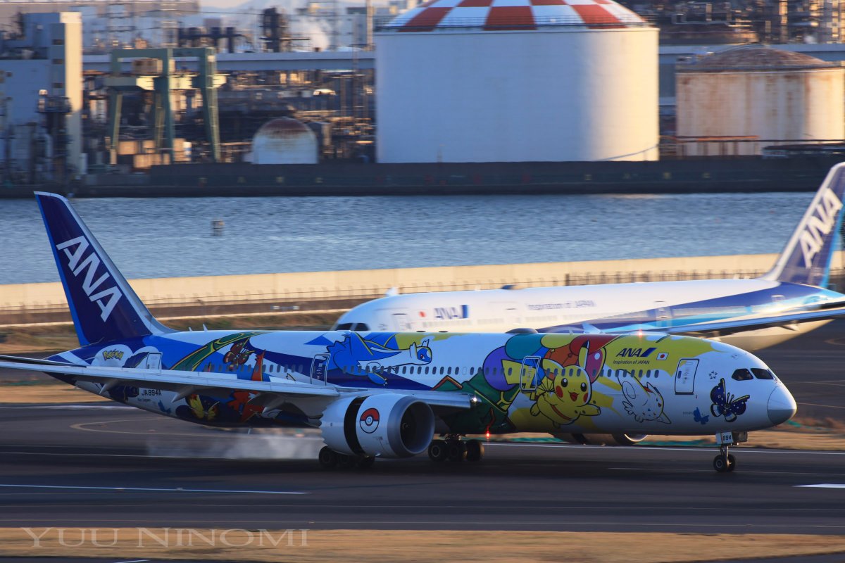 #9 Fly into the sky (Tokyo International Airport) 
ピカチュウジェットがしれっと降臨。ピカー！

#HanedaAirport Terminal1 Observation Deck. 
TTArtisan 500mm f/6.3 + EOS R