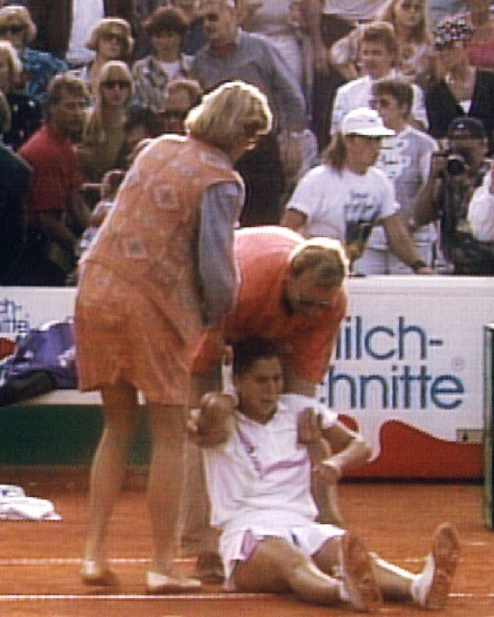 𝗘𝗙𝗙𝗥𝗢𝗜 ⚫️ 30 avril 1993, la joueuse de tennis Monica Seles est poignardée dans le dos en plein match. 👉 À 20 ans, elle dispute les quarts de finale du tournoi de #Hambourg. Elle est brusquement agressée par un déséquilibré fan de Steffi Graf et est grièvement blessée.