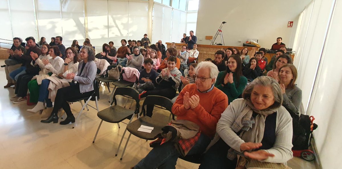 🔵⚪️ Ayer pasamos una tarde fantástica en la presentación de 'El enigma de Siempreviva', la obra ganadora del XLI Concurso de Narrativa Infantil Vila d'Ibi, organizado por @anayainfantil , de la mano de su autora, la gallega Andrea Maceiras. 🤩