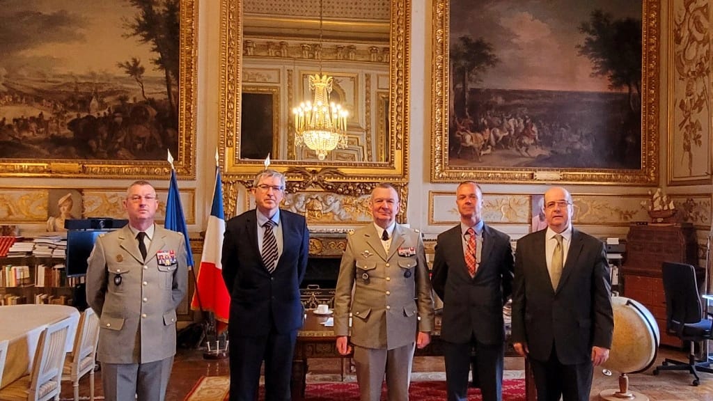 🤝 During his mission to France, #SatCen Director, Amb. Sorin Ducaru met, at the Ecole Militaire in Paris 🇫🇷, with Lt. Gen. Benoit Durieux, the Director of @IHEDN and other officials.
