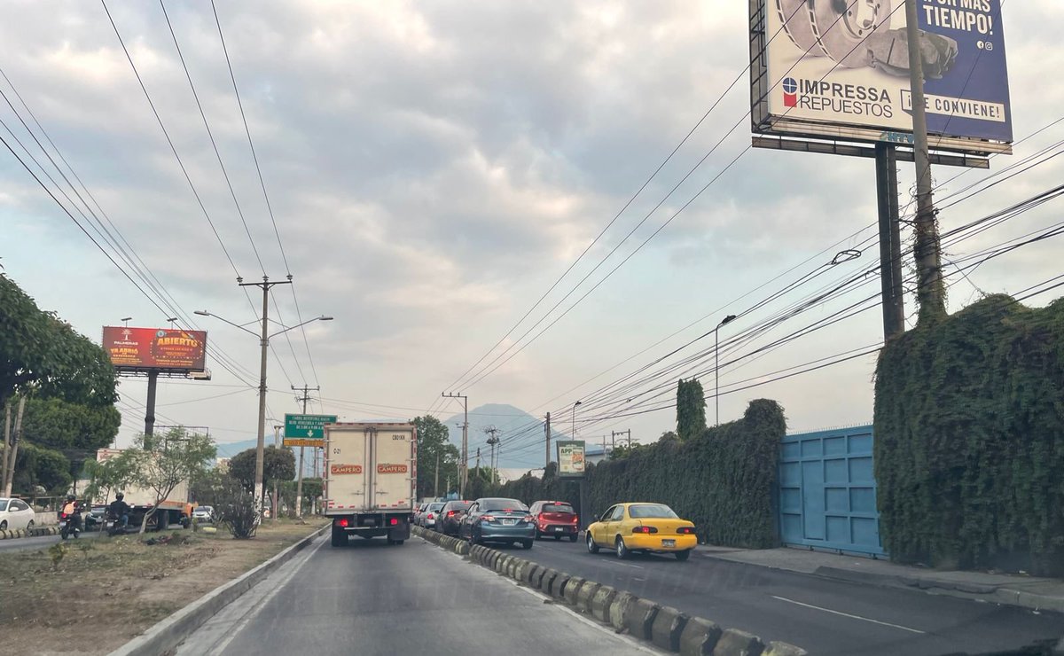 #ElTrabazómetro | Reportan que el paso está a vuelta de rueda el Boulevard del Ejército rumbo a San Salvador. #TraficoSV Vía @nirmofobia