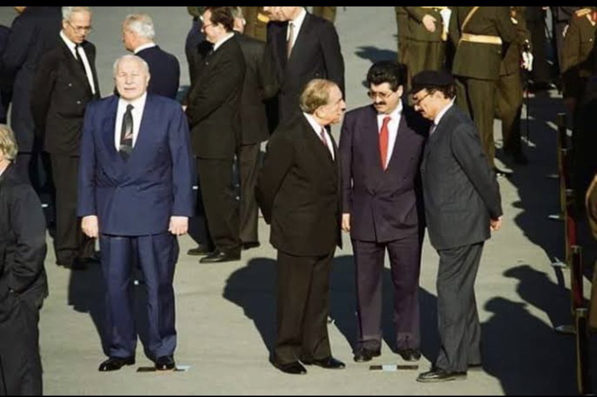 Gerektiğinde;
Yanlış adam olmak mı istiyorsun, yoksa
Yalnız adam mı?

Ön yargılar  yalnızlığı doğurur, 
Ama Yalnızlık Ön Yargısız Bir Gerçektir.

Er ya da Geç Gerçeklerin Söylendiği 
Bir Yerde Doğruların Gün Yüzüne Çıkma Bir Huyu Vardır..