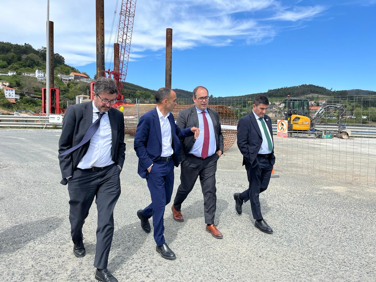 🚢🚆 El comisionado del Gobierno para el #CorredorAtlántico, José Antonio Sebastián, aborda con los #puertos de A Coruña y de Ferrol la importancia de impulsar la #intermodalidad portuaria. 👉lc.cx/yc_LxE