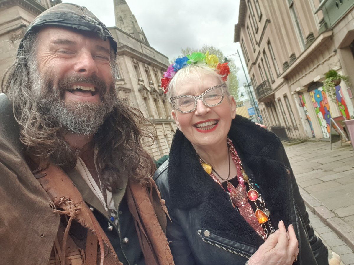 A great day! 🎯 #Robinhood showed this #Canadian group around the City. Much fun was had. Even bumped in #Nottm legend #SuePollard in #LaceMarket. Ales after @TriptoJerusalem 🍻 🏹 #StGeorge window @pandpnottingham 👌 @visitnotts @No1tingham @Nottinghasm Private tours available!