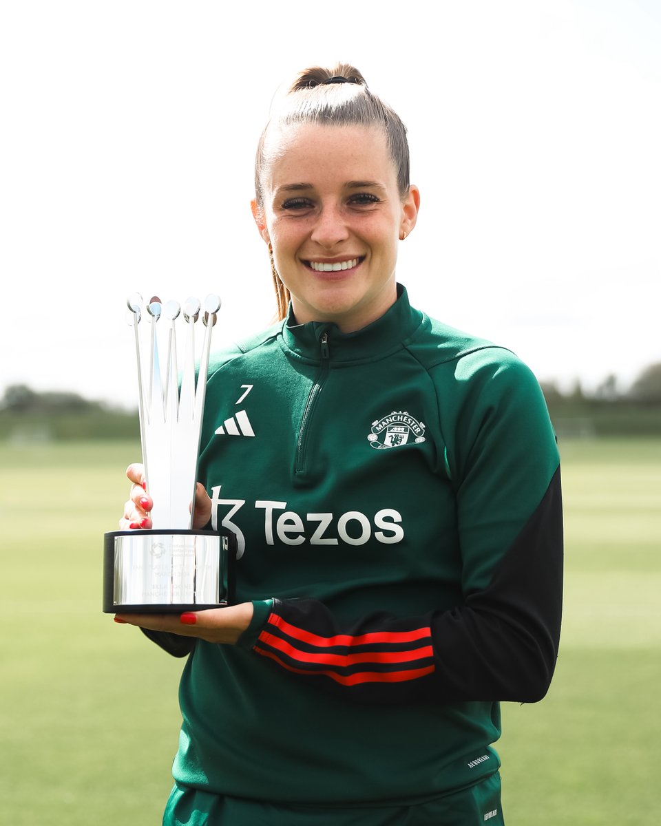 Things we love to see ❤️ 🏴󠁧󠁢󠁥󠁮󠁧󠁿 @EllaToone99 with the @PFA Fans' Player of the Month award for March! 🏅 #MUWomen