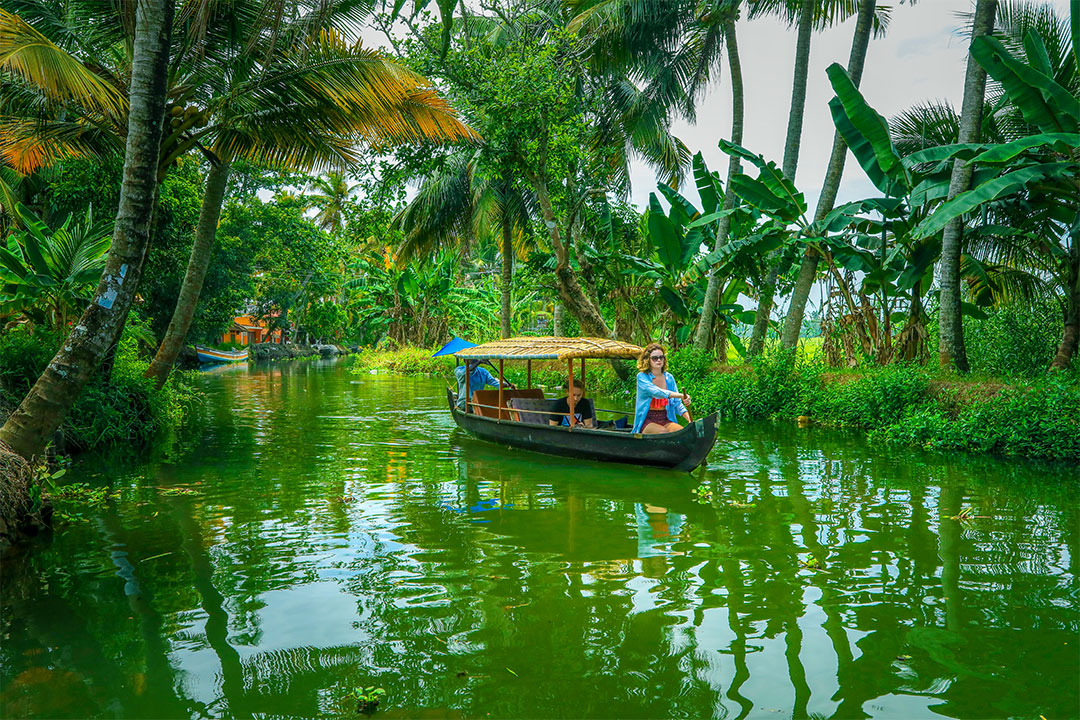 Rowing through evergreen and picturesque sceneries in the heart of Kuttanad Backwaters in Alappuzha, #Kerala 

From serene boat rides to immersive cultural encounters, experience the magic of Kuttanad first-hand!

Visit indianpanorama.in
📸PC @KeralaTourism 
#travel #India