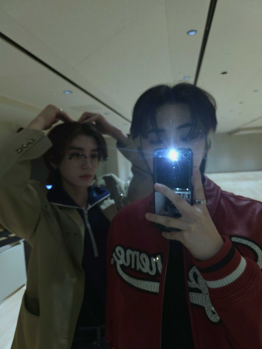 Here's a mirror selfie with Leehan. It might be a bit blurry, but I believe ONEDOOR can still appreciate the visual duo of BOYNEXTDOOR, don't you agree? This snapshot captures a fun moment between GONGFOURZ, showcasing our camaraderie offstage as well.  Have a nice day all!