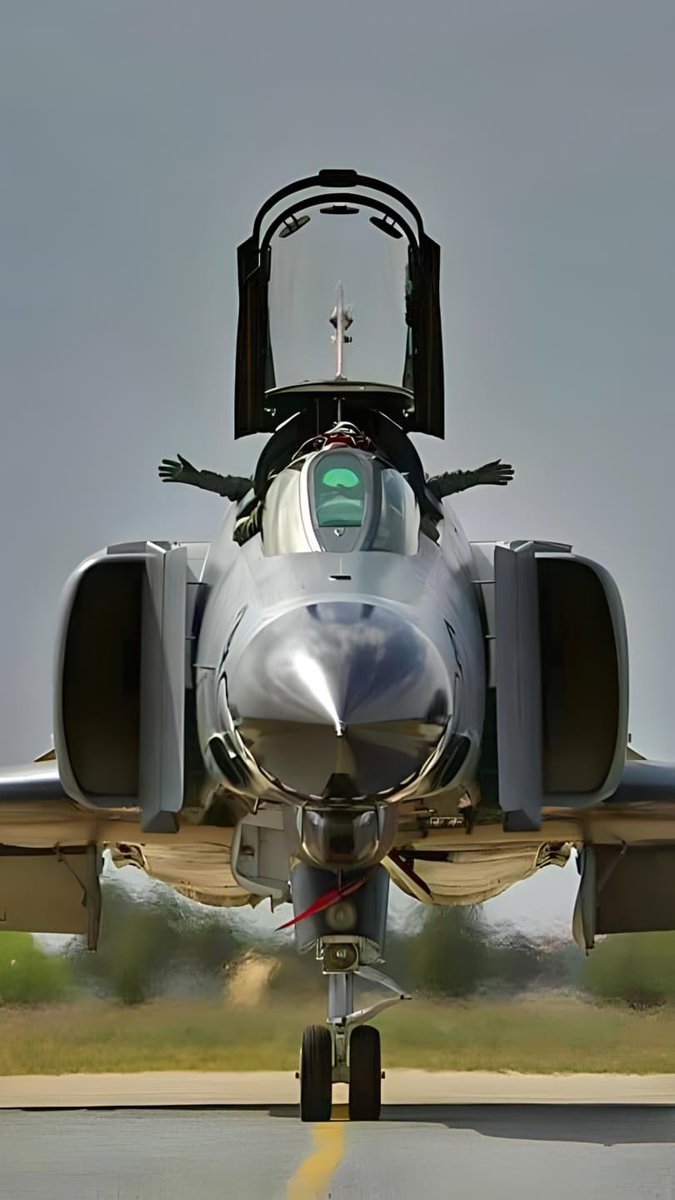 F-4 Phantom closeup 
#F4 #F4Phantom #Fighterjet #aviation #military #Navy #airforce #aviationdaily #Aircraft