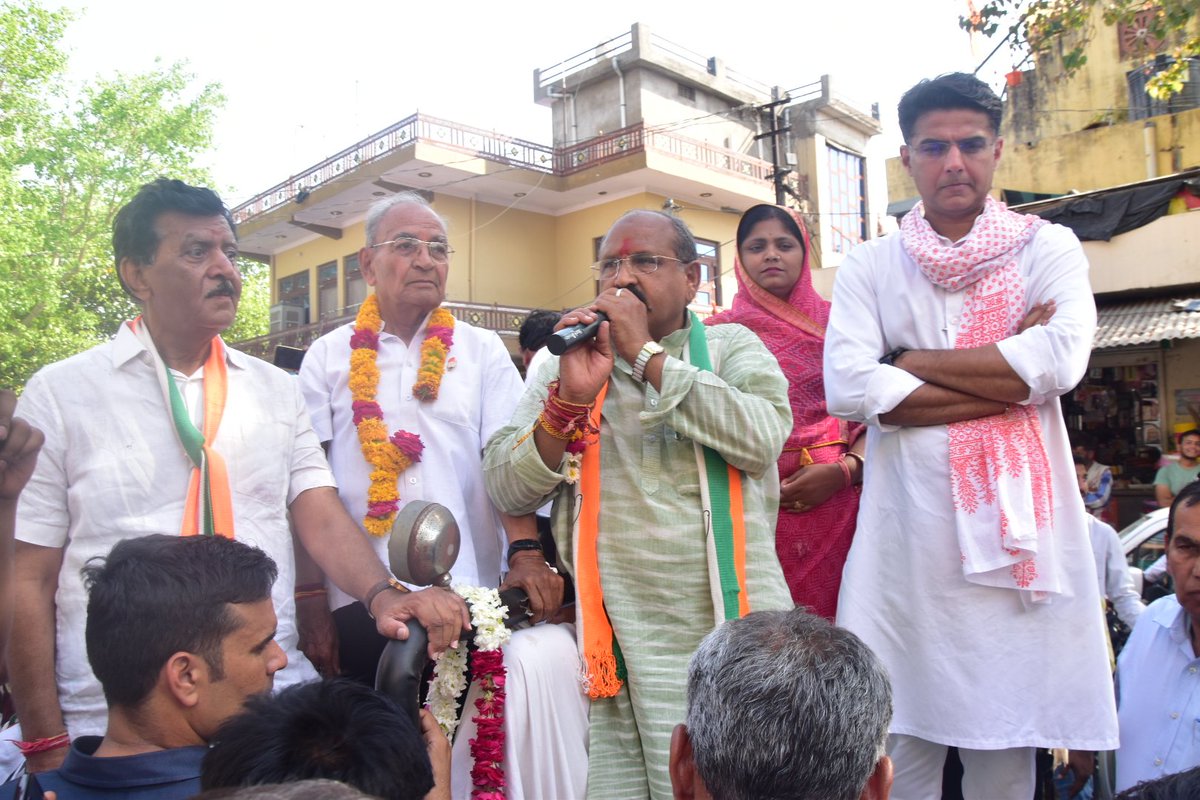 PrahladGunjal's tweet photo. आज तालेड़ा, बूंदी में अखिल भारतीय कांग्रेस कमेटी के महासचिव श्री सचिन पायलट जी के साथ जन सभा को संबोधित किया ।
@SachinPilot #Bundi #Talera #kotabundiloksabha #Congress #HaathBadlegaHalaat https://t.co/kBZ7gMFkOb
