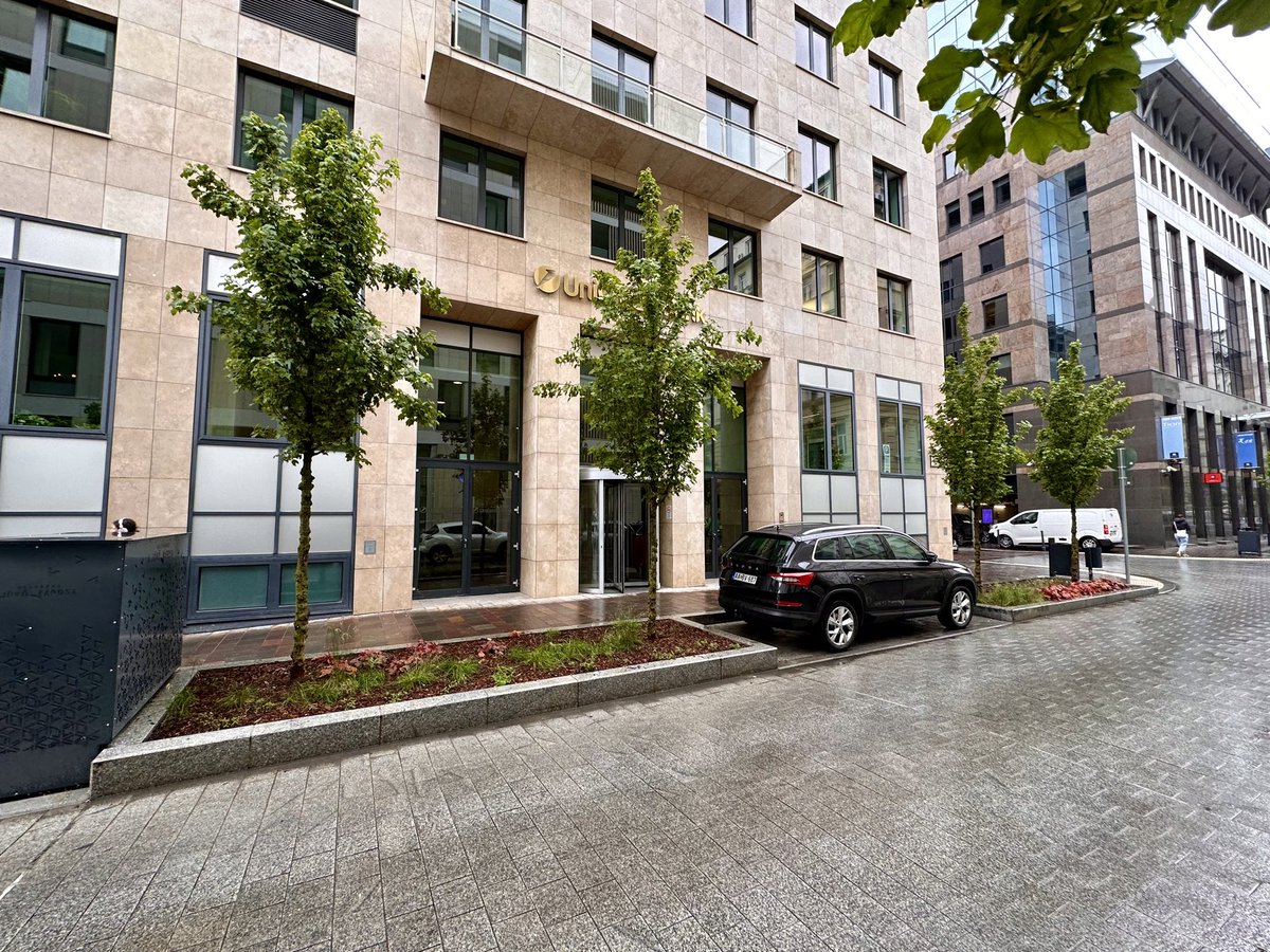 ¿Qué prefieres; 3 coches estacionados o 4 árboles con jardinera y 1 coche estacionado? 

🌳🌳 🚗 🌳🌳
🚗 🚗 🚗