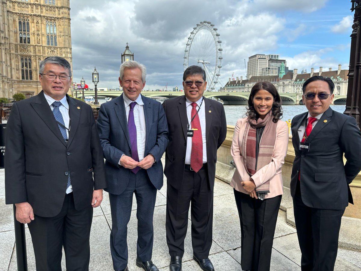 Delighted to welcome 🇲🇾 Speaker @JohariAbdul_MY to Parliament with @WFD_Democracy colleague @adr_smith

As 🇲🇾 is joined by us in the CPTPP and prepares to be Chair of @ASEAN, discussions about shared partnerships, business opportunities and security are more important than ever