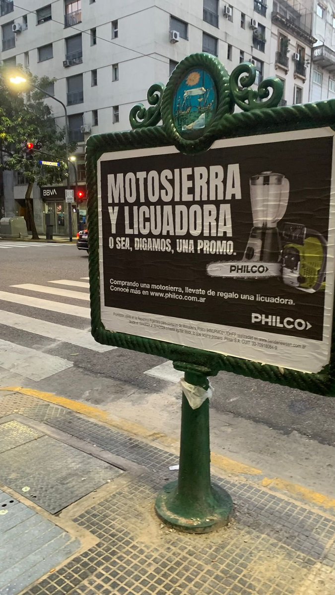 Philco, electronic manufacture, created a politics inspired promo for Argentina. If you buy a chainsaw from them, you will get a blender for free. This is evidently inspired by President Javier Milei, which considered it 'genious'.